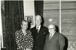 [Gabriela Mistral junto a dos personas]  [fotografía]