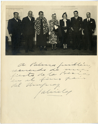 [Gabriela Mistral con poetisas y funcionarios del Gobierno Uruguayo]  [fotografía]