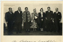 [Gabriela Mistral con poetisas y funcionarios del Gobierno Uruguayo]  [fotografía]