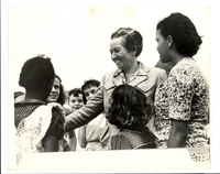 [Gabriela Mistral junto a niños en Río de Janeiro]  [fotografía]