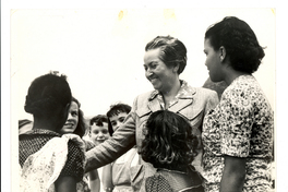 [Gabriela Mistral junto a niños en Río de Janeiro]  [fotografía]