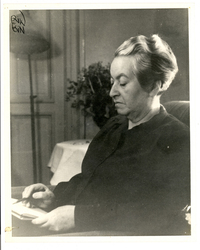 [Gabriela Mistral en Suecia]  [fotografía]
