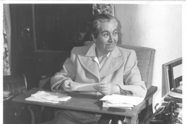 [Gabriela Mistral en Santa Barbara]  [fotografía]