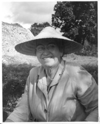 [Gabriela Mistral en Chichén Itzá]  [fotografía]