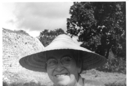 [Gabriela Mistral en Chichén Itzá]  [fotografía]