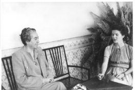 [Gabriela Mistral y Doris Dana en Veracruz]  [fotografía]