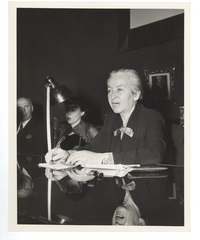 [Gabriela Mistral y Berta Singerman en Roma]  [fotografía]