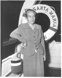 [Gabriela Mistral a bordo de un barco]  [fotografía]