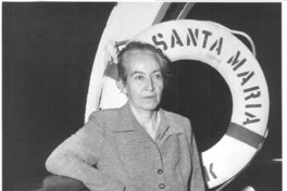 [Gabriela Mistral a bordo de un barco]  [fotografía]