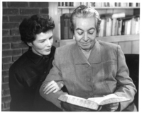 [Gabriela Mistral y Doris Dana en Nueva York]  [fotografía]