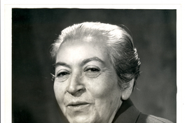 [Gabriela Mistral para la revista LIFE]  [fotografía]