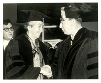 [Gabriela Mistral recibiendo el título de "Doctor Honoris Causa" por The Mills College]  [fotografía]