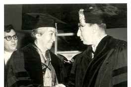 [Gabriela Mistral recibiendo el título de "Doctor Honoris Causa" por The Mills College]  [fotografía]