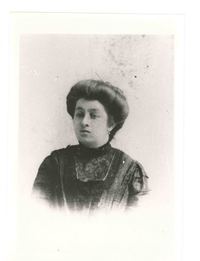 Retrato de Emelina Molina  [fotografía].