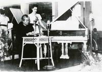 Conferencia sobre música folclórica  [fotografía].