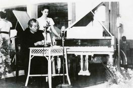 Conferencia sobre música folclórica  [fotografía].