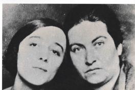 [Gabriela Mistral y una alumna]  [fotografía].