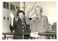 [Gabriela Mistral y Doris Dana llegando a Italia]  [fotografía].