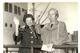 [Gabriela Mistral y Doris Dana llegando a Italia]  [fotografía].