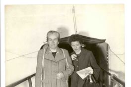 [Gabriela Mistral y Doris Dana llegando a Italia]  [fotografía].