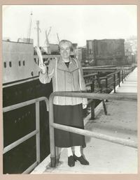 [Gabriela Mistral en el Puerto de Nápoles]  [fotografía].
