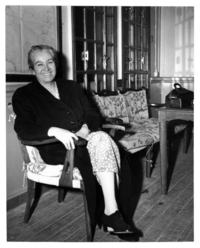 [Retrato de Gabriela Mistral a su llegada a Génova]  [fotografía].