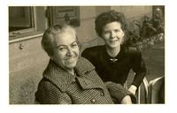 [Gabriela Mistral y Doris Dana en Rapallo]  [fotografía].