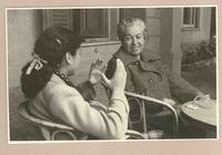 [Gabriela Mistral junto a una amiga en Rapallo]  [fotografía].