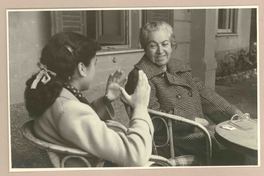 [Gabriela Mistral junto a una amiga en Rapallo]  [fotografía].