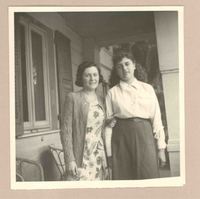 [Gilda Péndola y otra amiga de Gabriela Mistral en Rapallo]  [fotografía].