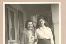 [Gilda Péndola y otra amiga de Gabriela Mistral en Rapallo]  [fotografía].