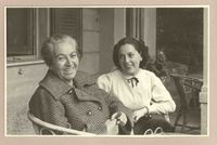 [Gabriela Mistral y Matilde Ladrón de Guevara en Rapallo]  [fotografía].