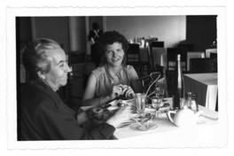 [Gabriela Mistral y Doris Dana en Rapallo]  [fotografía].