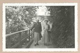 [Gabriela Mistral y Doris Dana en Rapallo]  [fotografía].