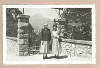 [Gabriela Mistral y Doris Dana en Rapallo]  [fotografía].