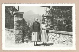 [Gabriela Mistral y Doris Dana en Rapallo]  [fotografía].
