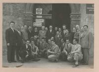 [Gabriela Mistral y Doris Dana junto a miembros de la Associazione Culturale Italo-Ispanica de Trento]  [fotografía].