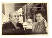 [Gabriela Mistral y Doris Dana en Italia]  [fotografía].