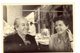 [Gabriela Mistral y Doris Dana en Italia]  [fotografía].
