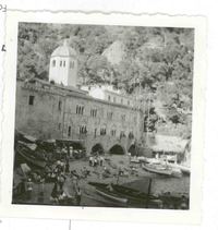 [Iglesia de Santa Margarita en Vernazza]  [fotografía].