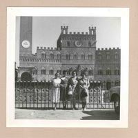 [Gilda Péndola junto a otras amigas en Florencia]  [fotografía].