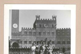 [Gilda Péndola junto a otras amigas en Florencia]  [fotografía].