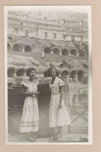 [Doris Dana junto a una amiga]  [fotografía].
