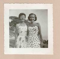 [Doris Dana junto a una amiga en Italia]  [fotografía].