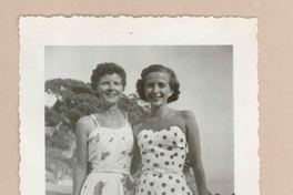 [Doris Dana junto a una amiga en Italia]  [fotografía].
