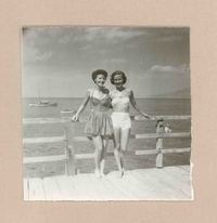 [Doris Dana y una amiga en Italia]  [fotografía].