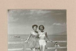 [Doris Dana y una amiga en Italia]  [fotografía].