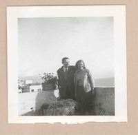 [Amigos de Gabriela Mistral y Doris Dana en Nápoles]  [fotografía].