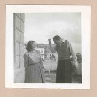 [Amigos de Gabriela Mistral y Doris Dana en Nápoles]  [fotografía].