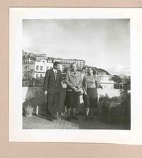 [Gabriela Mistral y dos amigos en Nápoles]  [fotografía].